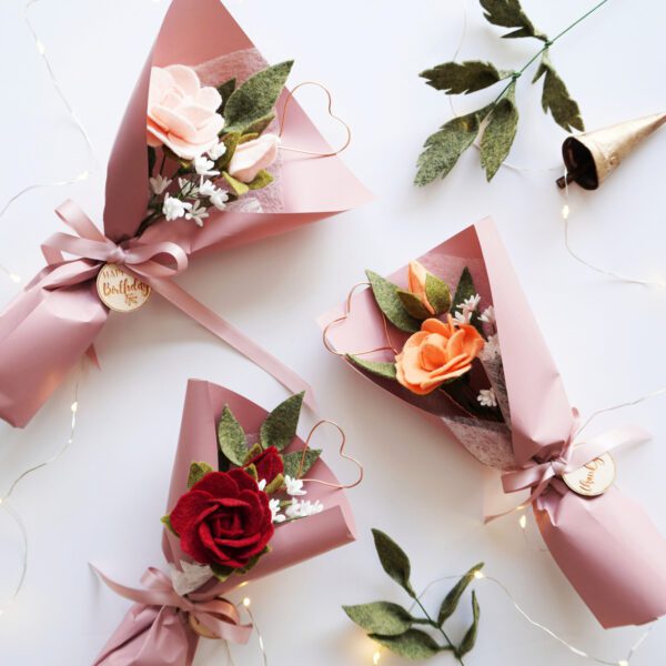160 Mini rose bouquet with baby's breath wrapping